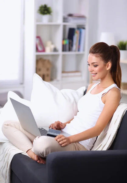 Woman shopping online with credit card and computer. — Stock Photo, Image