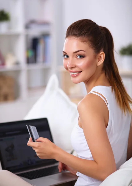 Kadın kredi kartı ve bilgisayarla online alışveriş yapıyor. — Stok fotoğraf
