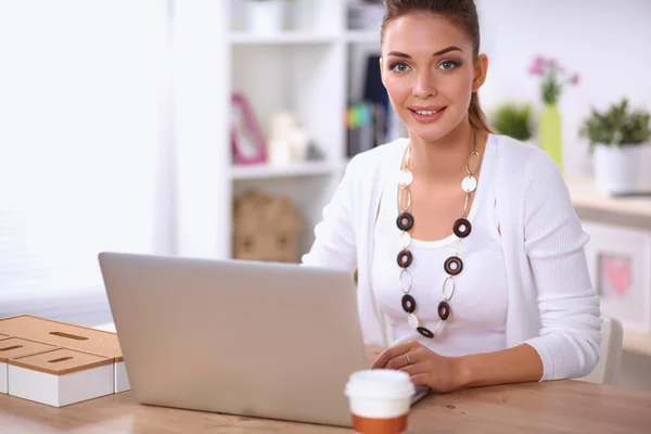 Porträtt av en affärskvinna som sitter vid skrivbordet med laptop — Stockfoto