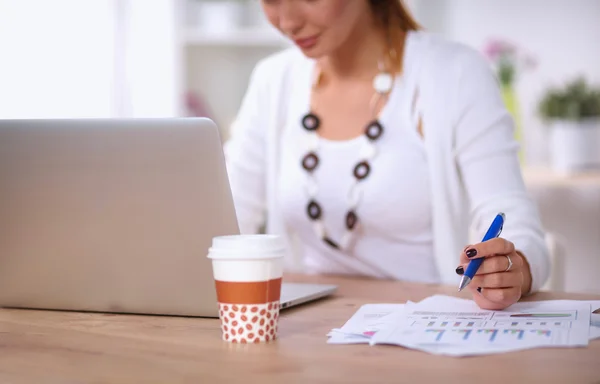 Ritratto di una donna d'affari seduta alla scrivania con computer portatile — Foto Stock