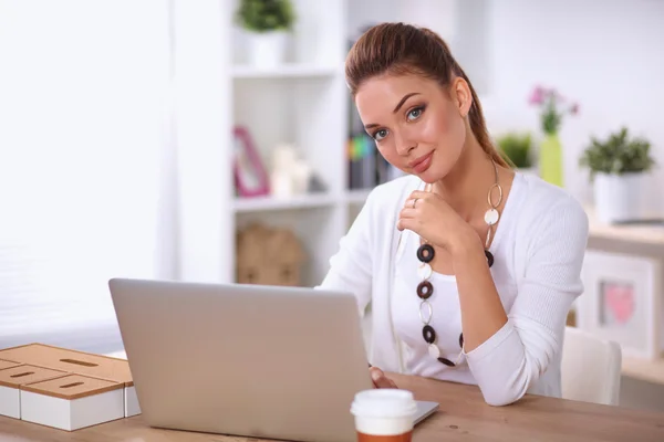 Portrait d'une femme d'affaires assise au bureau avec un ordinateur portable — Photo