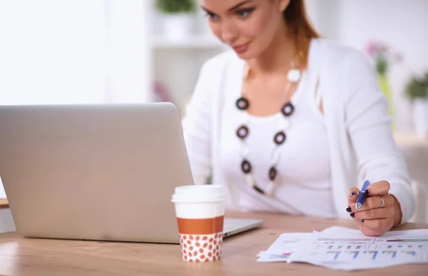 Portrait of a businesswoman sitting at  desk with  laptop — Stock Photo, Image