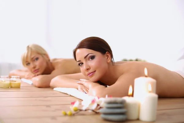 Dos mujeres hermosas jóvenes relajándose y disfrutando en el centro de spa — Foto de Stock
