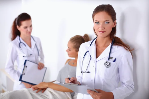 Portret kobiety lekarza w szpitalu z folderem — Zdjęcie stockowe