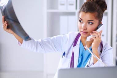 x-ray tarama arıyor ve diagno telefonda konuşan kadın doktor