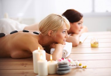 rahatlatıcı ve zevk spa cent iki genç güzel kadın