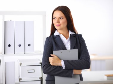 Ben ayakta Resepsiyon ile ağıl yanında çekici genç iş kadını