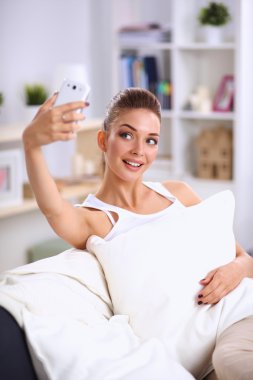 mutlu esmer kendinden cep telefonu ile fotoğraf çekme