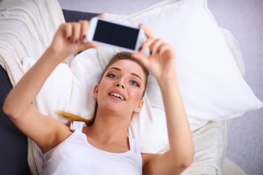 mutlu esmer kendinden cep telefonu ile fotoğraf çekme