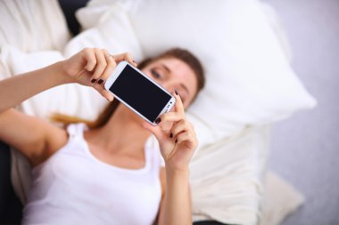 mutlu esmer kendinden cep telefonu ile fotoğraf çekme