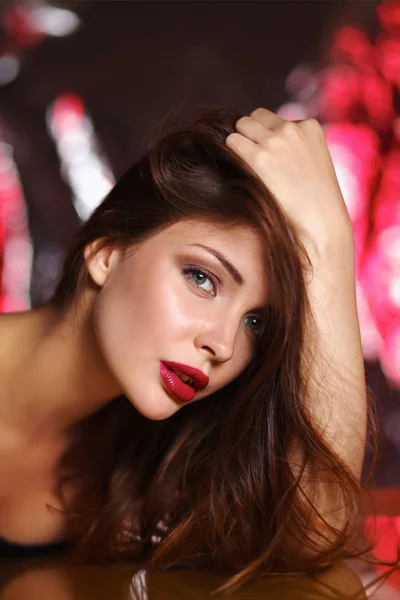 Close-up portret van mooi meisje met trendy make-up liegen — Stockfoto