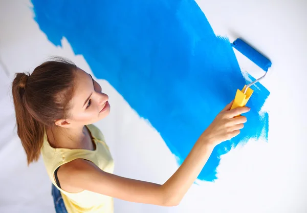 Happy beautiful young woman doing wall painting, standing on la — Stock Photo, Image