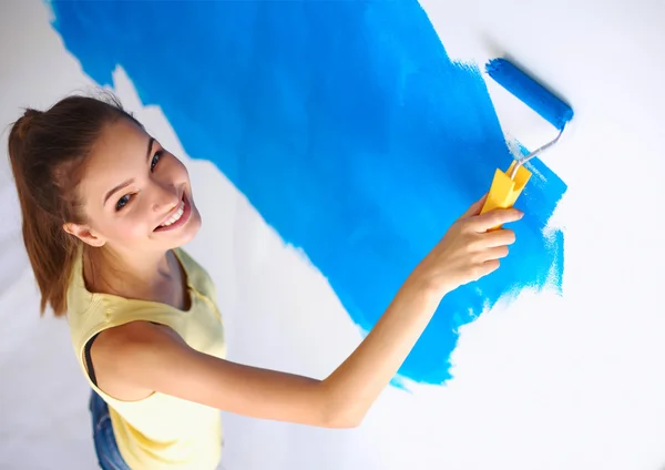 Happy beautiful young woman doing wall painting, standing on la — Stock Photo, Image