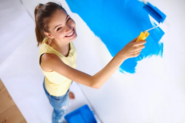 Happy beautiful young woman doing wall painting, standing on la — Stock Photo, Image