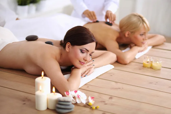 Twee jonge mooie vrouwen ontspannen en genieten van op de cent spa — Stockfoto