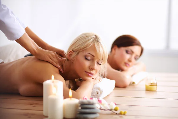 Dos mujeres hermosas jóvenes relajándose y disfrutando en el spa cent —  Fotos de Stock