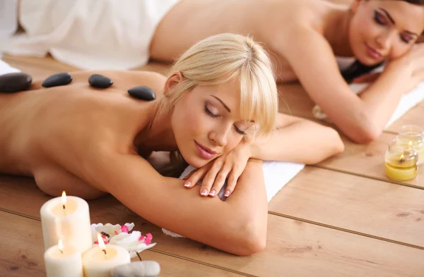 Twee jonge mooie vrouwen ontspannen en genieten van op de cent spa — Stockfoto