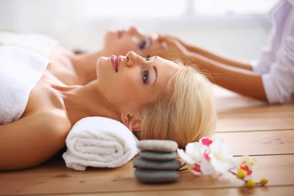 Two young beautiful women relaxing and enjoying at the spa cent — Stock Photo, Image