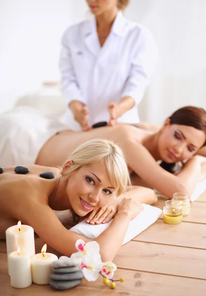 Két fiatal gyönyörű nő pihentető és élvezze a spa Centre: — Stock Fotó