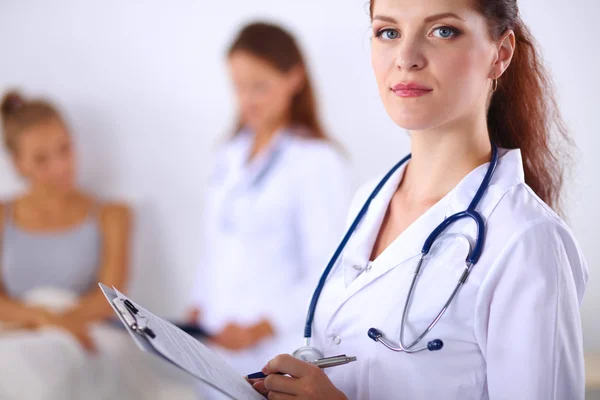 Uśmiechnięta lekarka w mundurze stojąca w hospicjum — Zdjęcie stockowe