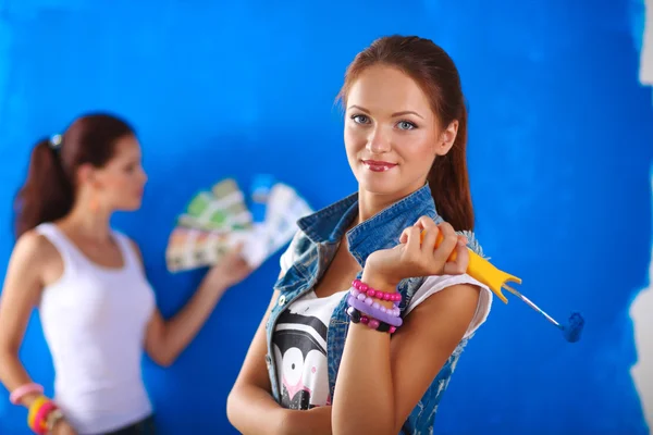 Två unga vackra kvinnor hålla färgpalett, står nära — Stockfoto