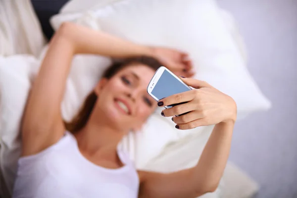 Morena feliz tomando una foto de sí misma con su teléfono móvil —  Fotos de Stock