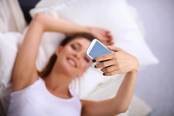 Morena feliz tomando una foto de sí misma con su teléfono móvil — Foto de Stock