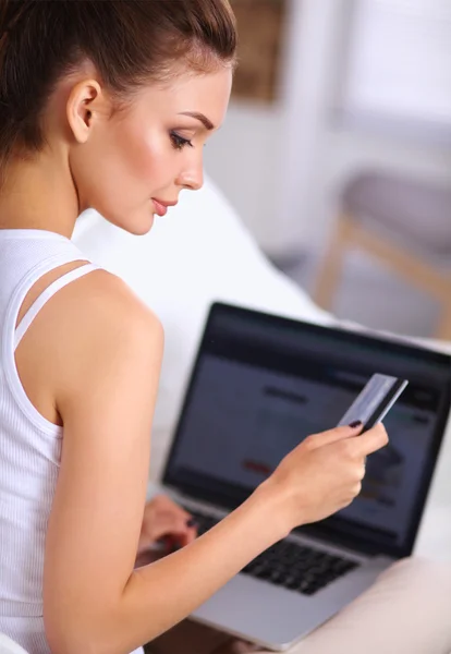 Mujer de compras en línea con tarjeta de crédito y computadora . — Foto de Stock