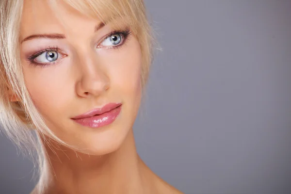 Retrato de cerca de la hermosa cara de mujer joven. Aislado en gr —  Fotos de Stock