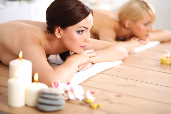 Duas jovens mulheres bonitas relaxando e desfrutando no spa cent — Fotografia de Stock