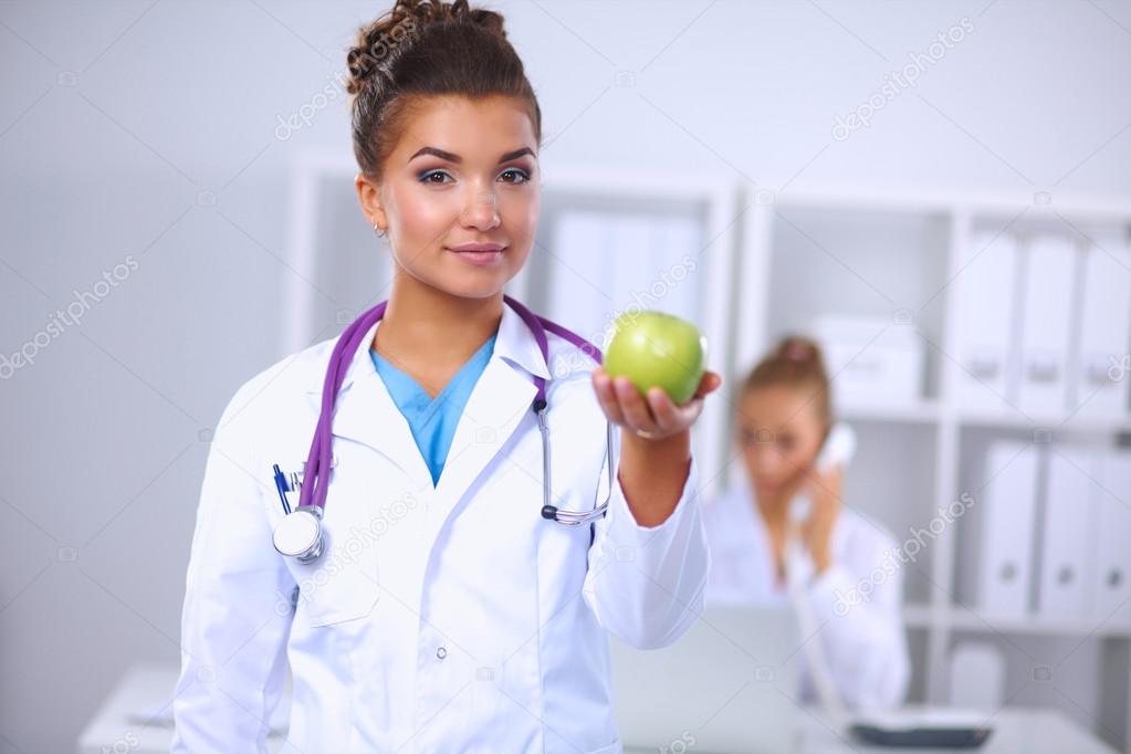 спортивный врач. медицина фон. новый врач. осмотр врача. сердечно сосудистыезаблевания.