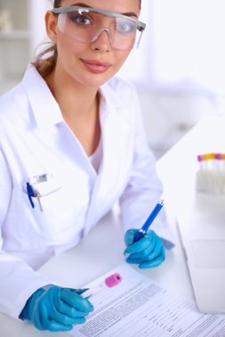 Doktor deneyden sonra beyaz üzerine izole edilmiş bir şey not etti.