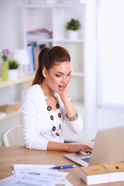 Portret van een zakenvrouw aan het bureau met laptop — Stockfoto