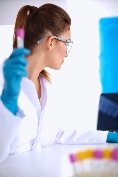 Žena vědec je obklopen lékařskými lahvičkami a baňky, iso — Stock fotografie