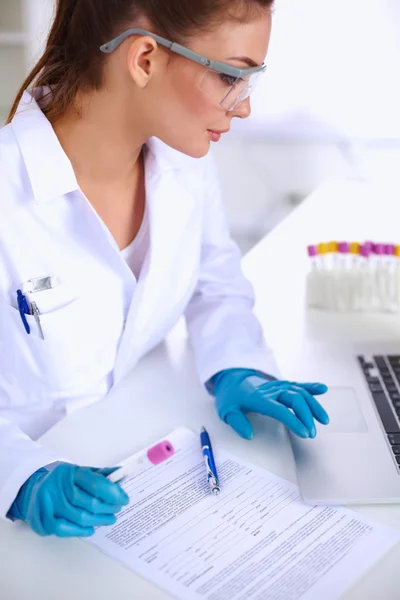 Dokter merkt iets op na het experiment, geïsoleerd op wit. — Stockfoto