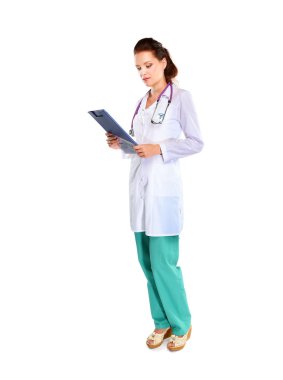 Hastanede üniformalı, gülümseyen bir kadın doktor.