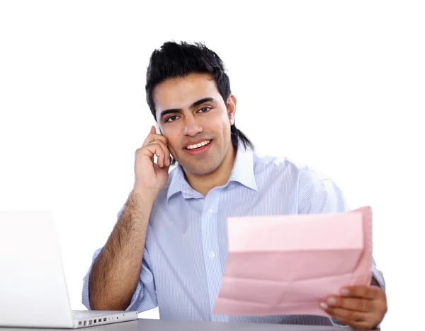 Jonge man praten over de telefoon en bedrijf papers, geïsoleerd witte achtergrond — Stockfoto