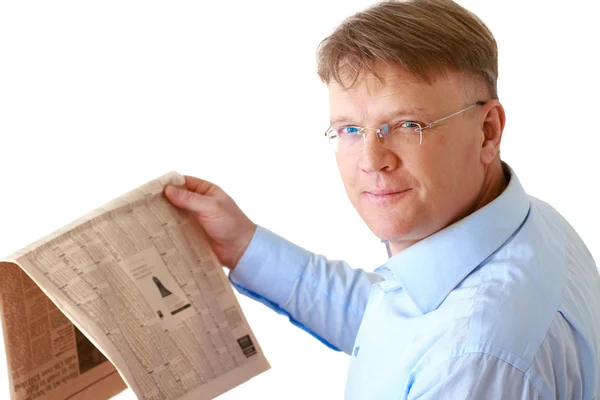 Бизнесмен читает газету, изолированную на заднем плане — стоковое фото