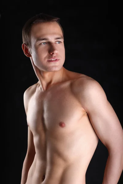 Portret mężczyzny mięśni nago, na czarnym tle — Zdjęcie stockowe