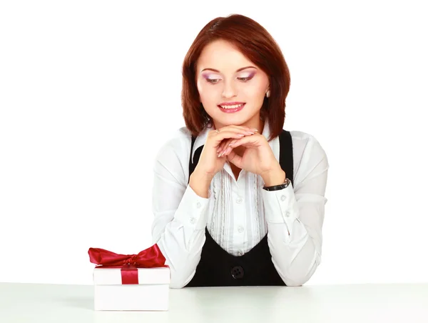 Iş kadını masada oturan hediye kutu kırmızı yay ile — Stok fotoğraf