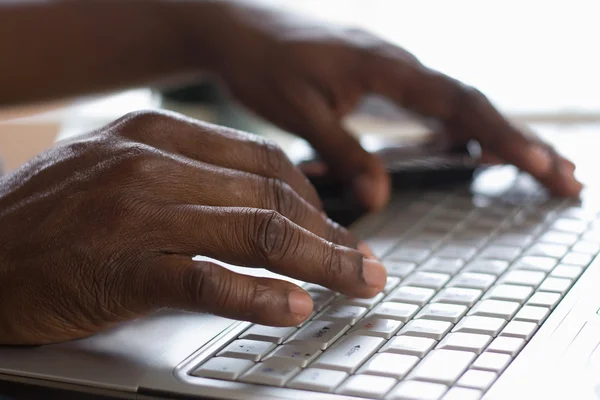 bir Afrikalı-Amerikalı klavyede yazarak portresi