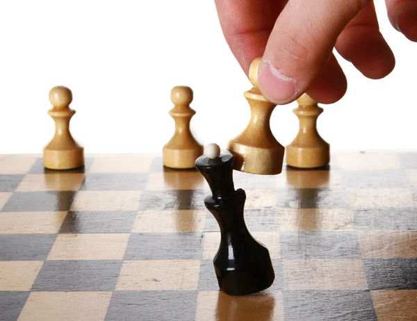 Échecs blancs et noirs sur le bureau en bois — Photo