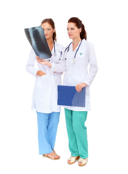 Två kvinnliga sjuksköterska tittar på X Ray bild, stående på sjukhus — Stockfoto