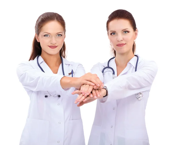 Yomg mulher médico empilhamento mãos juntos sobre fundo branco — Fotografia de Stock