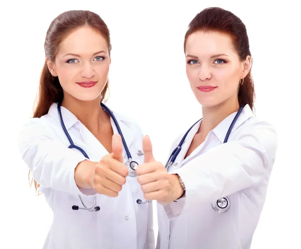 Duas jovens médico mostrando ok, de pé no hospital — Fotografia de Stock