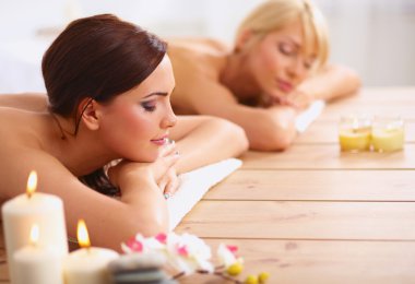 rahatlatıcı ve spa merkezinde zevk iki genç güzel kadın
