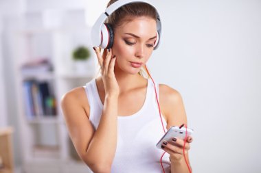 kadınla evde duran kulaklık müzik dinleme