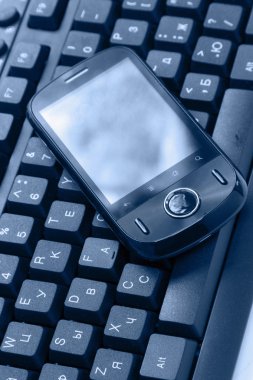 İş kavramı - bir klavye üzerinde bir cep telefonu