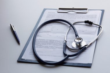 tıbbi Pano ve üzerinde beyaz izole stetoskop