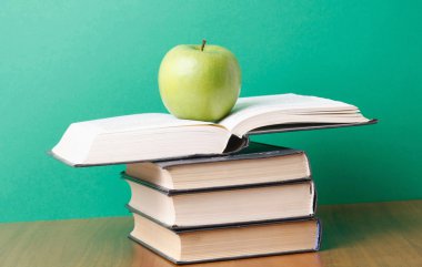 Bir elma bir yığın kitap üzerinde